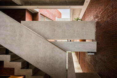 Galería de Vivienda colectiva Kos Haji Baun / FFFAAARRR  - 17