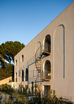 Edifício habitacional no Monte Estoril / Barbosa Mateus Arquitetos