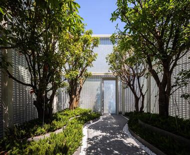 Gallery of Beyond Transparency: 5 Buildings Highlighting Glass Brick Facades   - 11