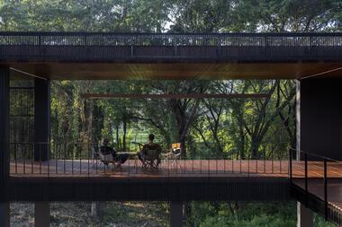 Casa Jomthong Raintree / Sher Maker