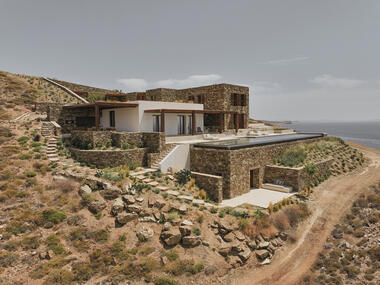 ¿Cómo construir sobre un terreno en pendiente? 5 proyectos residenciales modernos diseñados para sus entornos en desnivel