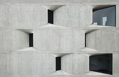 Jugando con la transparencia: 4 proyectos que desafían la construcción tradicional de ventanas