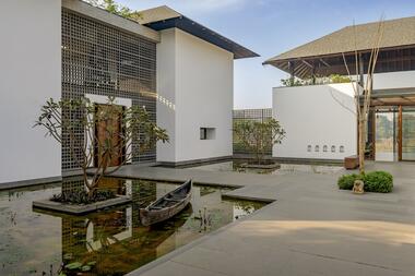 Casa Nirmal Van / Design Work Group