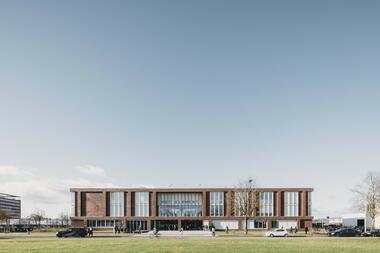 School Building for Het Element / De Zwarte Hond