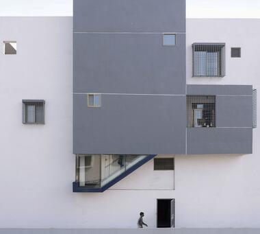 Gallery of House of Protruding Staircase / Karan Darda Architects  - 1