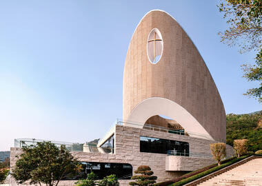 巨龙山教堂  / INUCE • Dirk U. Moench
