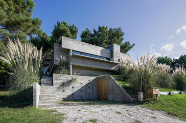 Casa Loma / Besonias Almeida Arquitectos