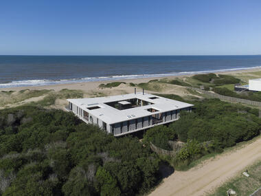Casa Big Fish / Martin Gomez Arquitectos