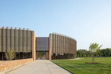Chicago Park District Headquarters and Fieldhouse / John Ronan Architects
