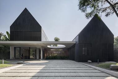 Galería de Halo House / Tamara Wibowo Architects  - 2