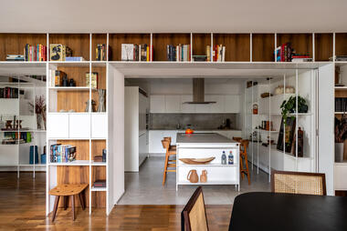 ¿Cómo integrar la cocina de tu apartamento?: 25 reformas de interiores en Argentina, Brasil y Ecuador