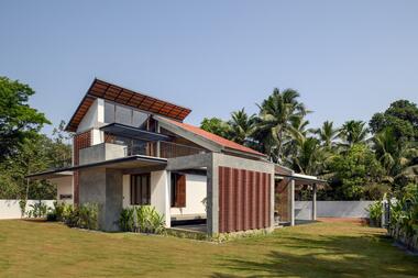 Transposed Courtyard House / Studio MSA