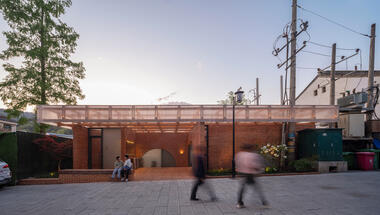 Baño público de ladrillo rojo / Shulin Architectural Design