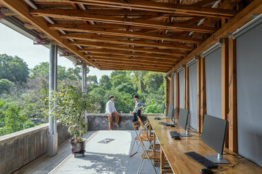 An Office Free in the Gaps of an Urban Village / LLC Studio