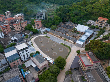 Plaza Blanda en el pueblo de Changshou / ZXD Architects
