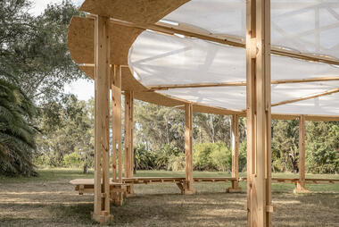 Cómo utilizar la madera en instalaciones exteriores: casos de estudio en entornos naturales de Latinoamérica