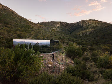  Mimetic Houses: 15 Latin American Projects Integrated into the Landscape