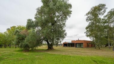 Galería de Casa Hache 01 / Pablo Dellatorre + Studio Brava  - 6