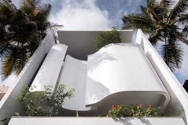 Gallery of Whispering Curves House / Suva Architects  - 20