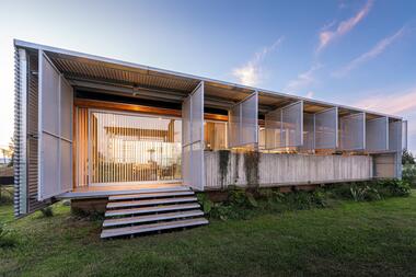 Casa em Las Golondrinas / Arquitecto Sebastián Miranda + Arquitecto Julián Ierace