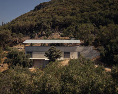 House in an Olive Grove / Invisible Studio