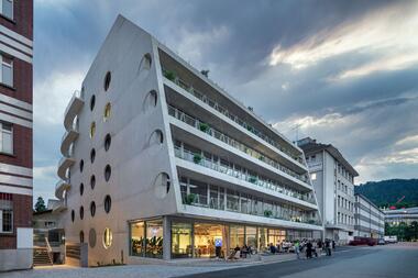 Dynamic Frame Office Building / balbek bureau