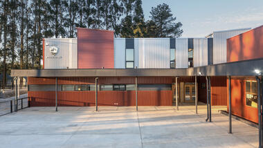 Gimnasio Colegio Patagonia Puerto Varas / MORAGA-HÖPFNER Arquitectos