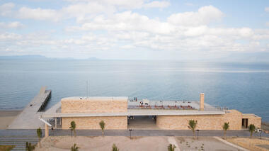Kep West plaza pública  / Bloom Architecture