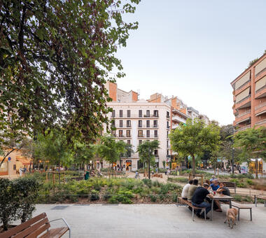 Galería de Hacia la renaturalización de los espacios urbanos: cómo los proyectos de 08014 arquitectura recuperan las calles de Barcelona  - 11