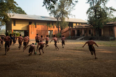Escuela inundable en Kelthan Village / unTAG