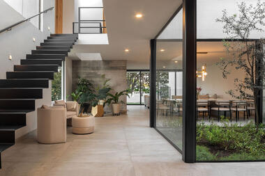 Casa entre árboles / IMA