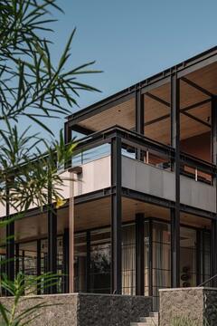 Gallery of House of Material and Character / SHROFFLEóN  - 14