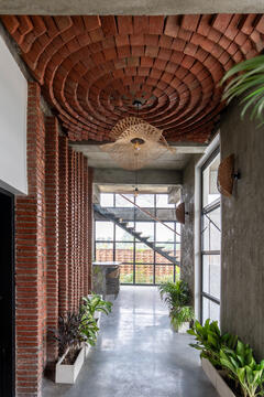 Gallery of Whispering Arc House / IDIEQ  - 18