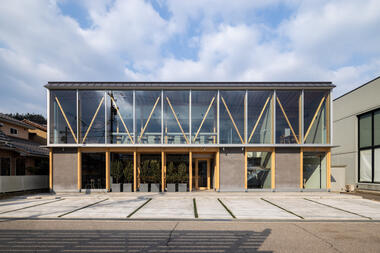 Café with a Large Tree in the Middle of Town  / Kazuto Nishi Architects + toitdesign