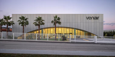 Edificio industrial y oficinas / Fransmas architects