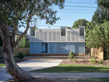  Blok Three Sisters House / Blok Modular + Vokes and Peters