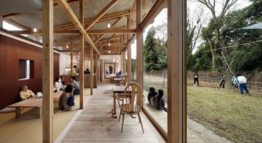 Cómo la arquitectura facilita la interacción social en el cuidado: 9 residencias para personas mayores en Japón