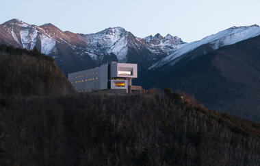 Poodom Deqin Meri Hotel / BUZZ/ Büro Ziyu Zhuang
