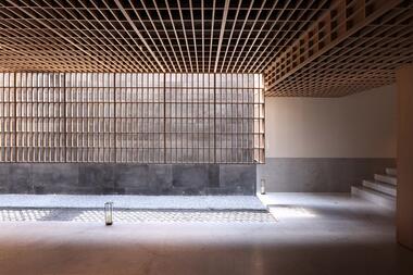 Sunlight Courtyard, Entrance Lobby of Aranya / SHISUO design office