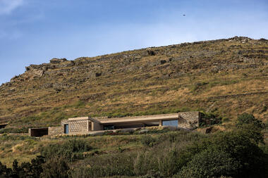 The Slot House / Katerina Valsamaki Architects