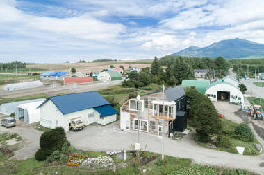 Galeria de A casa de telhado deformado em Furano / Yoshichika Takagi + associates  - 10