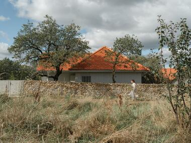 Recovery of a Country House and Barn / Vlad Sebastian Rusu and Studio 82