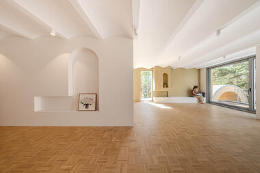 A House Looking to A Cedrus Tree / Cedrus Studio